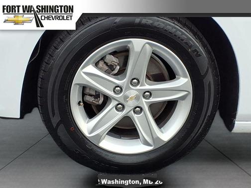 Summit White 2024 Chevrolet Malibu FWD 1LT