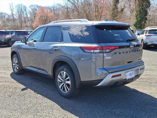 2025 Nissan Pathfinder SL 4WD