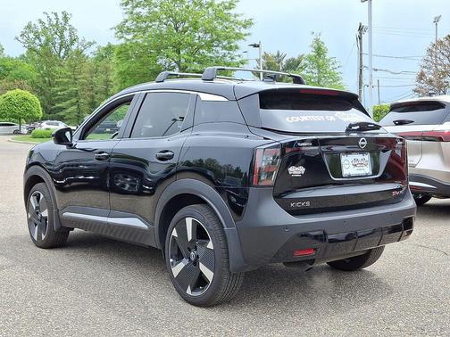 Super Black 2025 Nissan Kicks SR