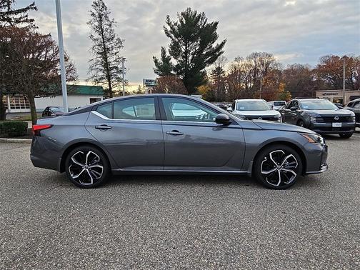 2025 Nissan Altima SR FWD