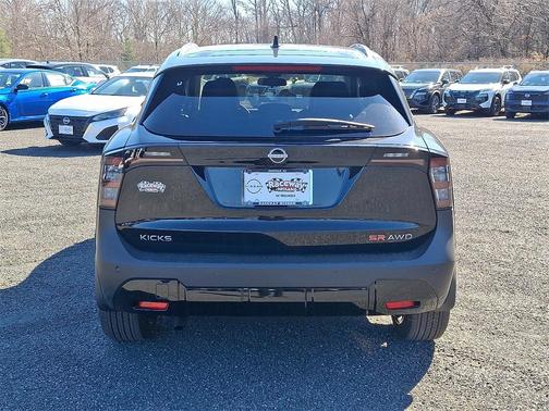 2025 Nissan Kicks SR