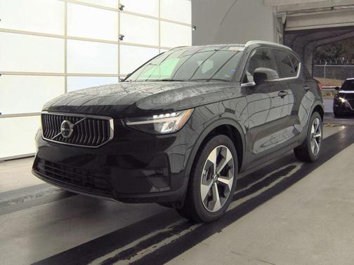 2025 Volvo XC40 B5 Plus Bright Theme