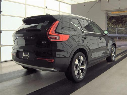 2025 Volvo XC40 B5 Plus Bright Theme