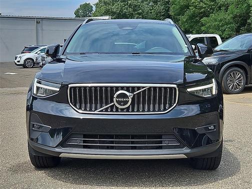 2025 Volvo XC40 B5 Plus Bright Theme