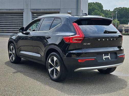 2025 Volvo XC40 B5 Plus Bright Theme