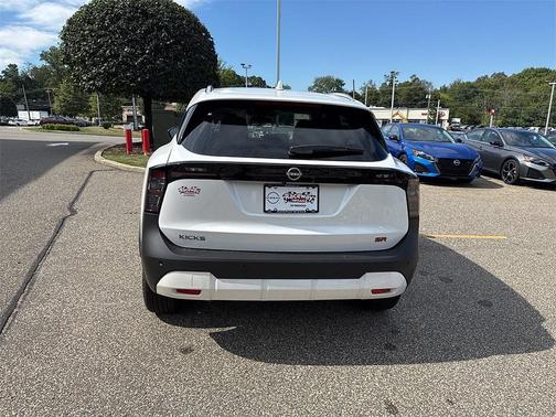 2025 Nissan Kicks SR
