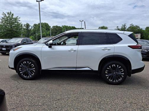 Everest White Pearl 2025 Nissan Rogue Platinum