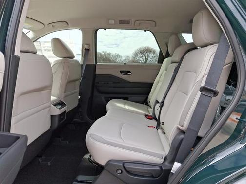 2025 Nissan Pathfinder SL 4WD