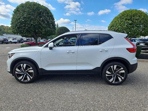 2025 Volvo XC40 B5 Plus Bright Theme