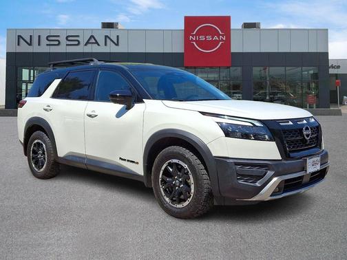 Pearl White Tricoat/Super Black 2024 Nissan Pathfinder Rock Creek 4WD