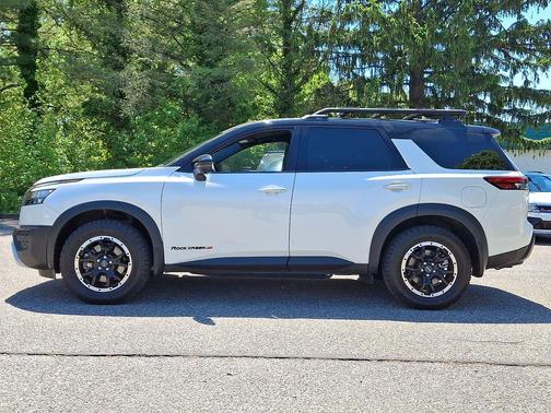 Pearl White Tricoat/Super Black 2024 Nissan Pathfinder Rock Creek 4WD