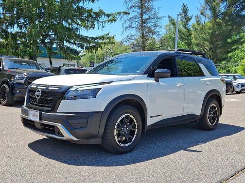 Pearl White Tricoat/Super Black 2024 Nissan Pathfinder Rock Creek 4WD