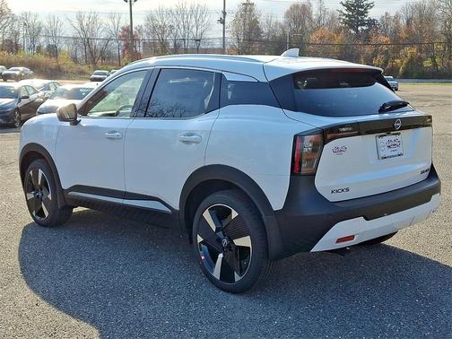 2025 Nissan Kicks SR