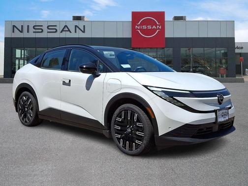 Everest White Pearl/Black 2026 Nissan Leaf PLATINUM+