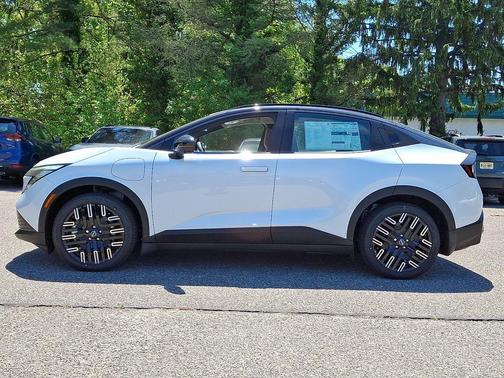 Everest White Pearl/Black 2026 Nissan Leaf PLATINUM+
