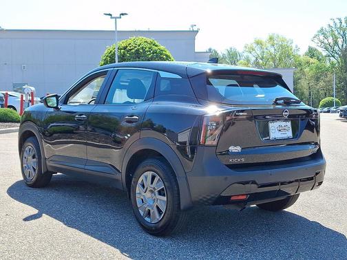 Super Black 2025 Nissan Kicks S