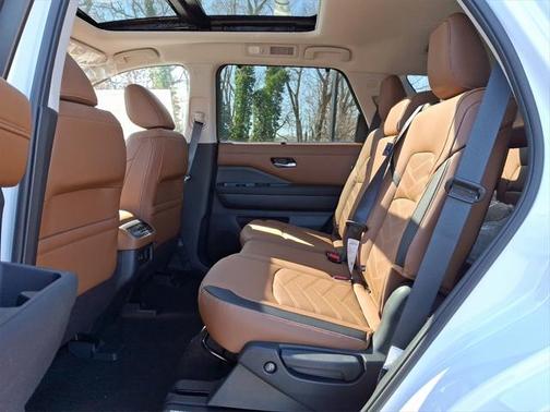 2025 Nissan Pathfinder Platinum 4WD