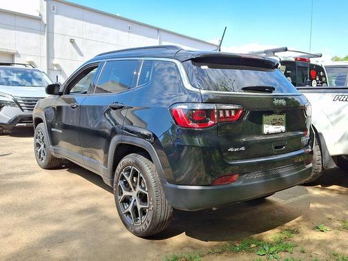 Diamond Black Crystal Pearlcoat 2024 Jeep Compass Limited