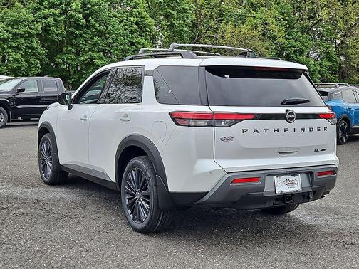 Everest White Pearl Tricoat 2026 Nissan Pathfinder SL