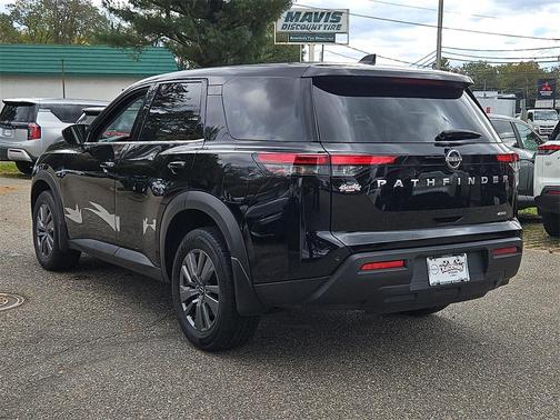 2024 Nissan Pathfinder S 4WD