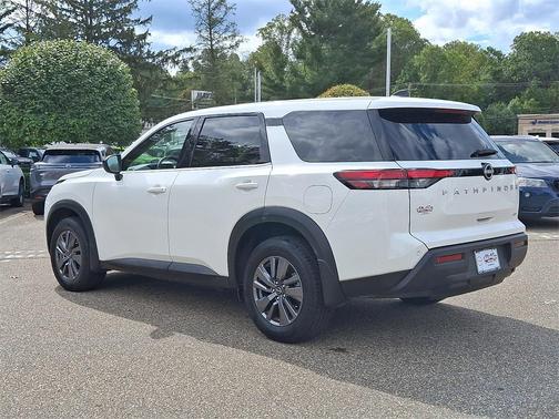 2024 Nissan Pathfinder S 4WD