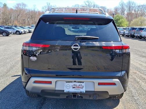 2025 Nissan Pathfinder SL 4WD
