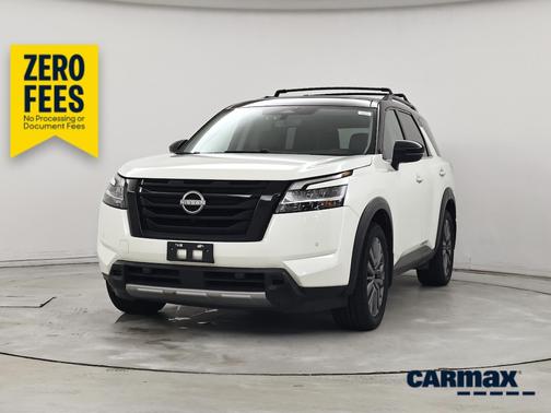 White 2023 Nissan Pathfinder SL