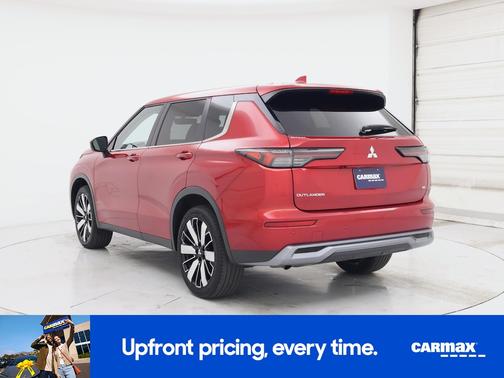 Red 2025 Mitsubishi Outlander SE