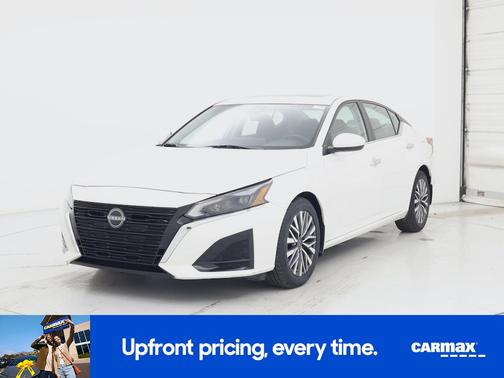 White 2023 Nissan Altima SV