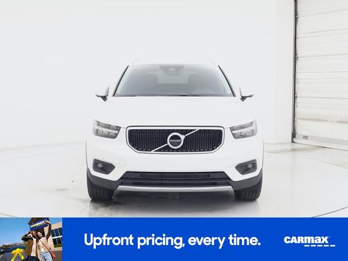 White 2022 Volvo XC40 T5 Momentum