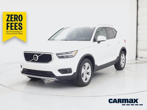 White 2022 Volvo XC40 T5 Momentum