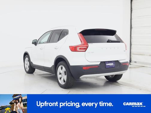 White 2022 Volvo XC40 T5 Momentum