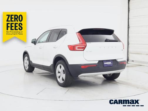 White 2022 Volvo XC40 T5 Momentum
