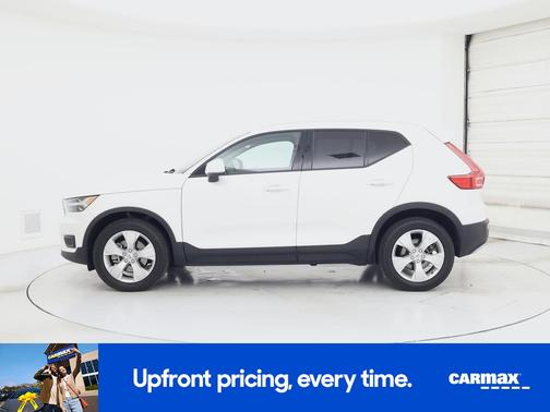 White 2022 Volvo XC40 T5 Momentum