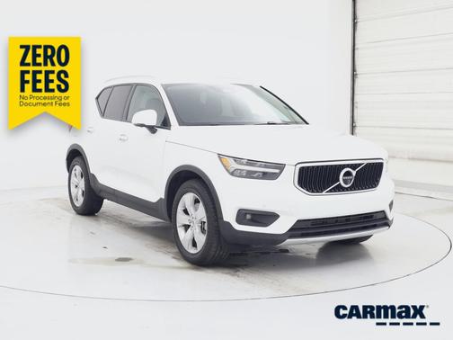 White 2022 Volvo XC40 T5 Momentum