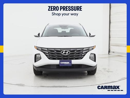 White 2022 Hyundai TUCSON SE