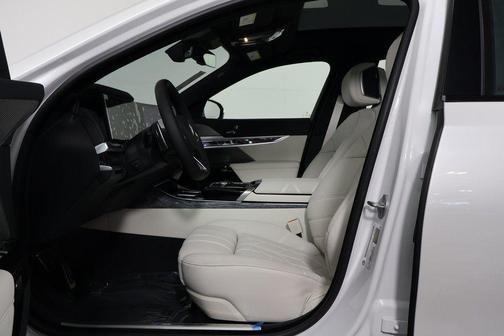 2026 BMW 740 i