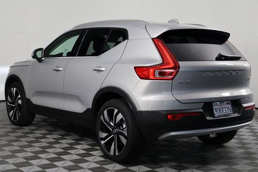 2025 Volvo XC40 B5 Ultra Bright Theme