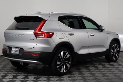 2025 Volvo XC40 B5 Ultra Bright Theme