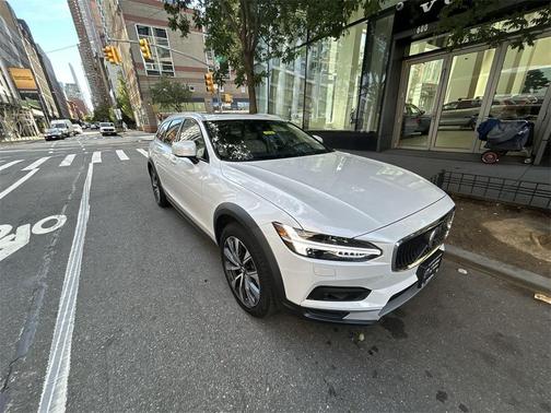 2021 Volvo V90 Cross Country T6