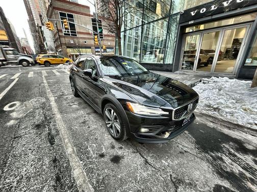 2023 Volvo V60 Cross Country B5 Plus