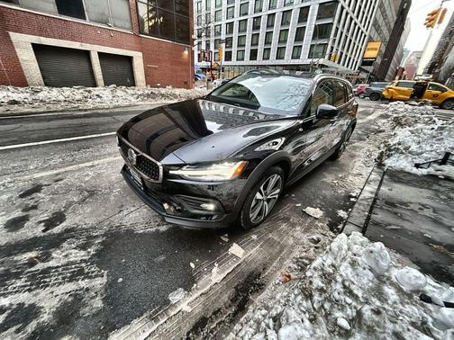 2023 Volvo V60 Cross Country B5 Plus