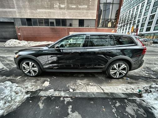 2023 Volvo V60 Cross Country B5 Plus