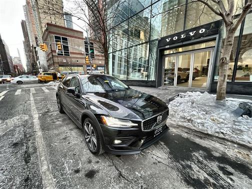 2023 Volvo V60 Cross Country B5 Plus