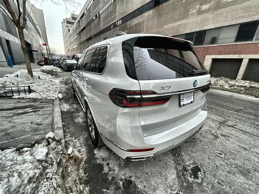 2025 BMW X7 xDrive40i
