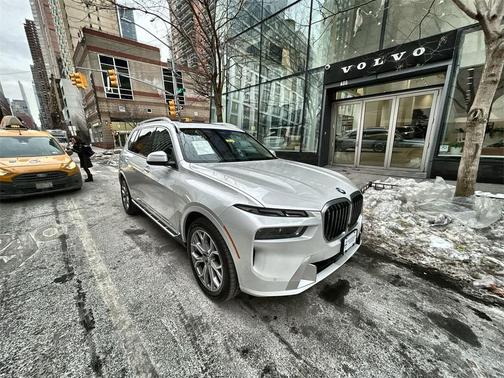 2025 BMW X7 xDrive40i