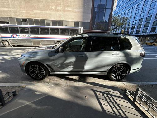 2023 BMW X7 M60i