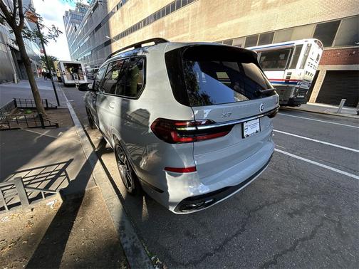 2023 BMW X7 M60i