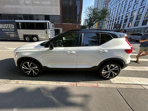 2022 Volvo XC40 T5 R-Design