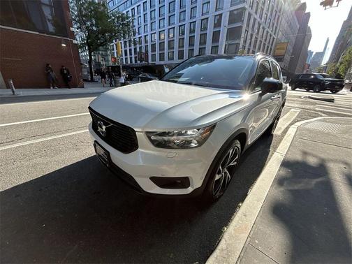 2022 Volvo XC40 T5 R-Design